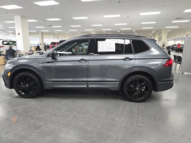 Used 2024 Volkswagen Tiguan SE R-Line AWD/4WD image 3