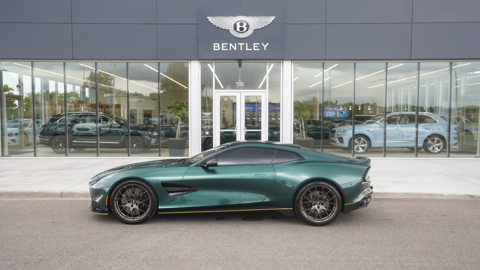 Used 2025 Aston Martin Vanquish RWD image 5
