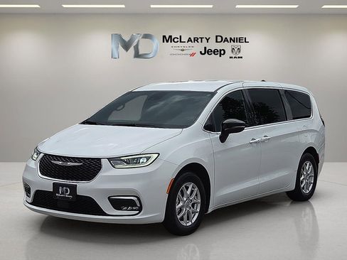 Used 2025 Chrysler Pacifica Select FWD image 2