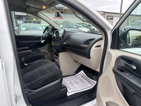 Used 2017 Dodge Grand Caravan SE w/ UConnect Hands-Free Group FWD image 12