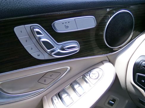 Used 2019 Mercedes-Benz GLC 300 image 9