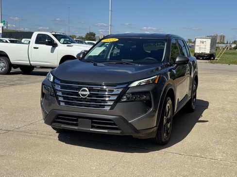 Used 2024 Nissan Rogue SV image 16