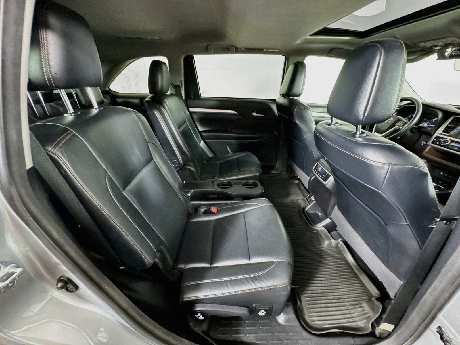 Used 2017 Toyota Highlander XLE AWD/4WD image 23