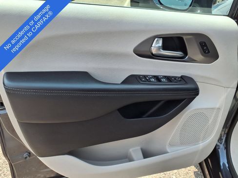 Used 2019 Chrysler Pacifica Limited w/ Advanced Safetytec Group FWD image 15