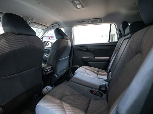 Used 2024 Toyota Highlander LE image 31