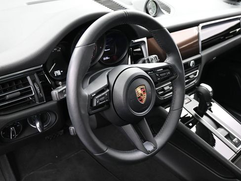 Certified 2025 Porsche Macan image 17