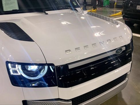 Certified 2025 Land Rover Defender 110 S AWD/4WD image 31