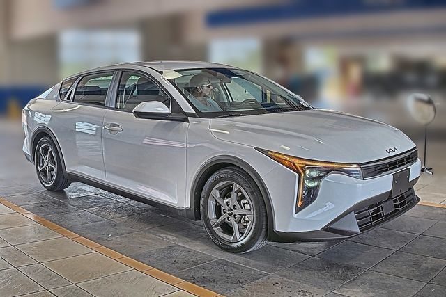 Used 2025 Kia K4 FWD image 2