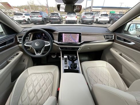 Used 2024 Volkswagen Atlas SEL Premium R-Line image 8