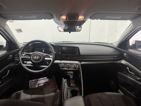 Used 2025 Hyundai Elantra SE image 2