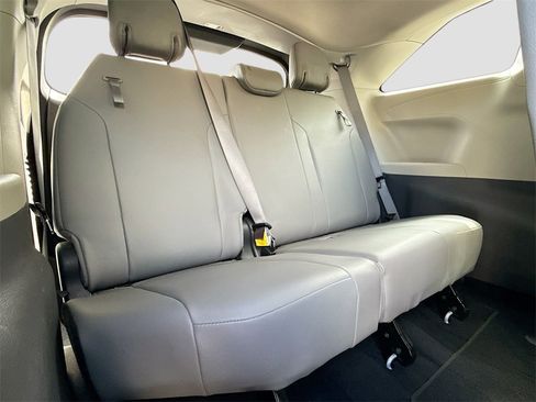 Used 2022 Toyota Sienna XLE image 30