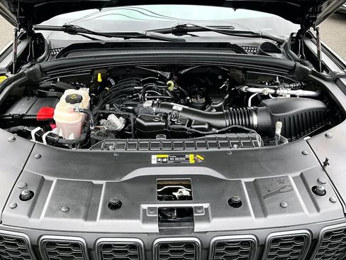Used 2023 Jeep Grand Cherokee Altitude AWD/4WD image 9