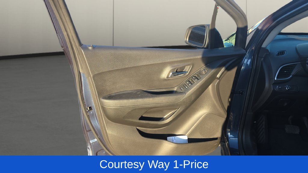 Used 2018 Chevrolet Trax LS w/ LPO, Cargo Package FWD image 12