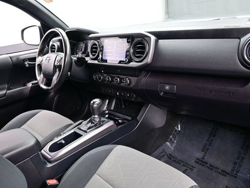 Used 2020 Toyota Tacoma TRD Off-Road AWD/4WD image 15