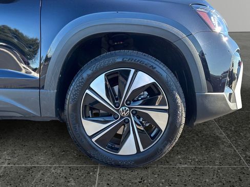 Used 2025 Volkswagen Taos SE image 9
