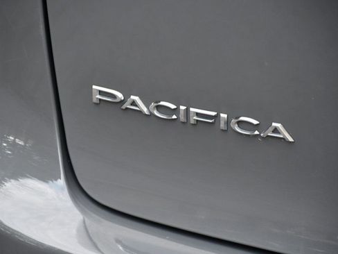 Used 2022 Chrysler Pacifica Touring-L image 9