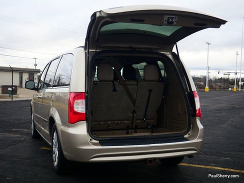 Used 2014 Chrysler Town & Country Touring image 20