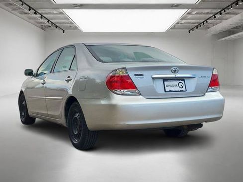 Used 2005 Toyota Camry LE FWD image 3