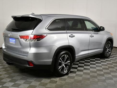 Used 2016 Toyota Highlander XLE image 6