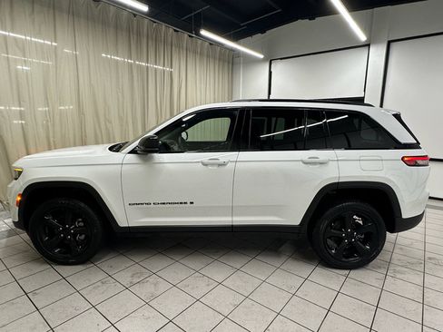 Used 2023 Jeep Grand Cherokee Altitude image 10