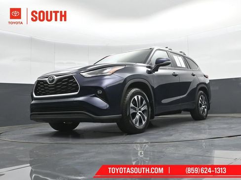 Used 2024 Toyota Highlander XLE AWD/4WD image 46
