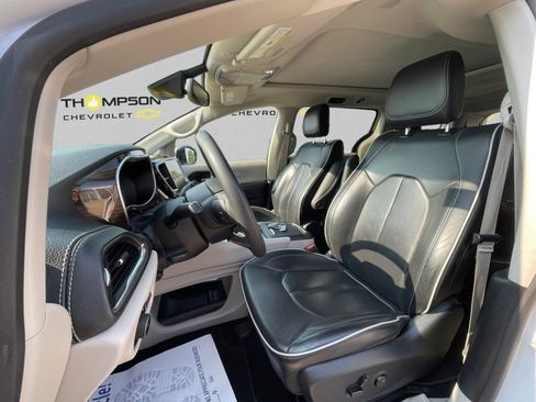 Used 2023 Chrysler Pacifica Limited image 9