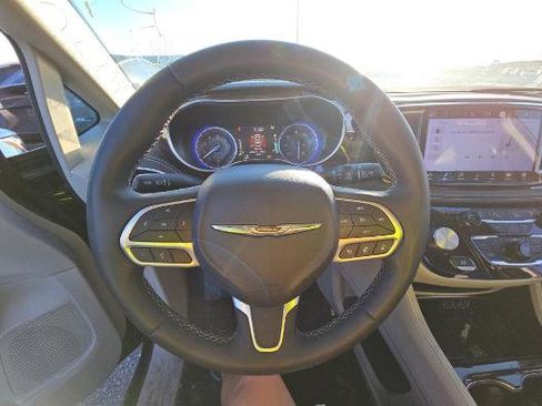 Used 2023 Chrysler Pacifica Limited image 12