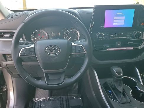 Used 2024 Toyota Highlander LE image 31