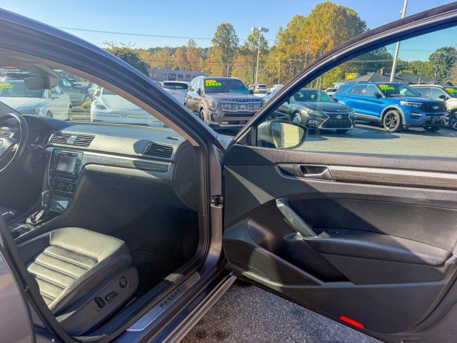 Used 2018 Volkswagen Passat 2.0T SEL Premium FWD image 20