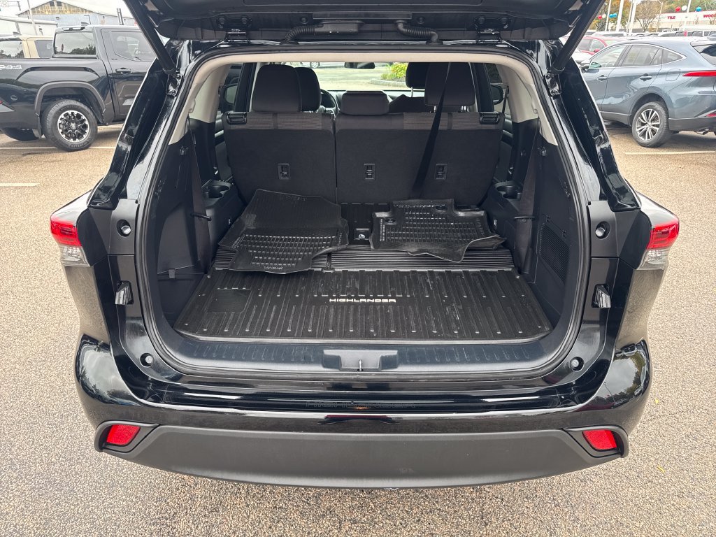 Used 2023 Toyota Highlander LE FWD image 7