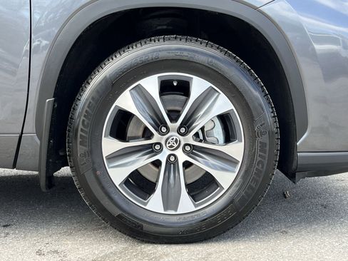 Used 2024 Toyota Highlander XLE image 10