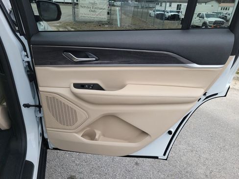 Used 2024 Jeep Grand Cherokee L Limited image 40