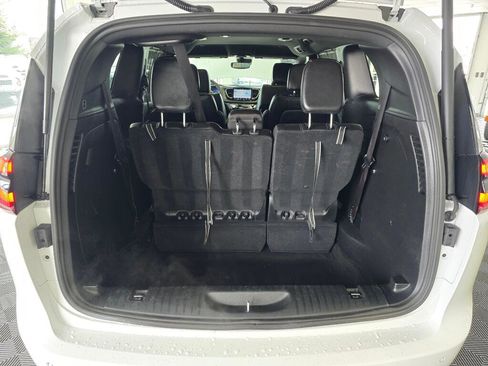 Used 2025 Chrysler Pacifica Select image 16