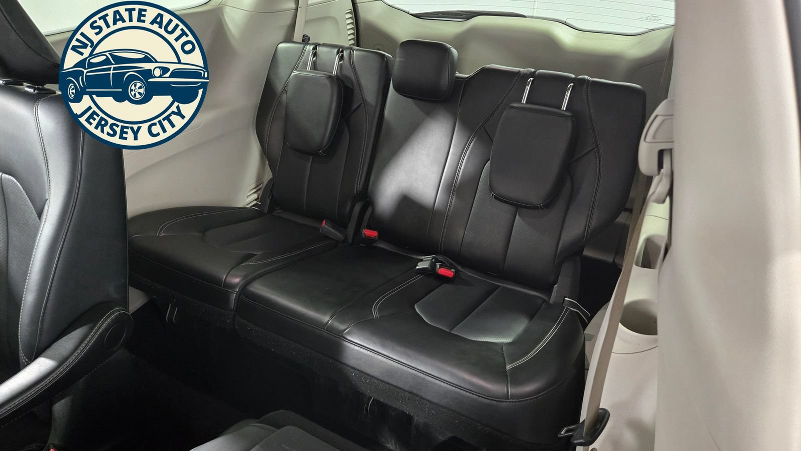 Used 2024 Chrysler Pacifica Limited FWD image 34