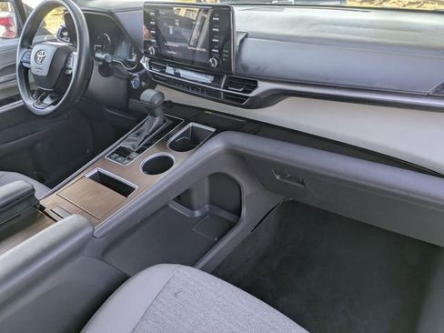 Used 2024 Toyota Sienna LE w/ LE Plus Package image 33