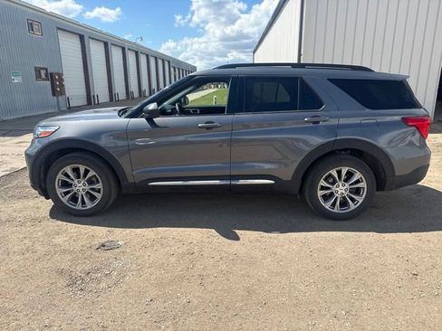 Used 2023 Ford Explorer XLT w/ Equipment Group 202A AWD/4WD image 8
