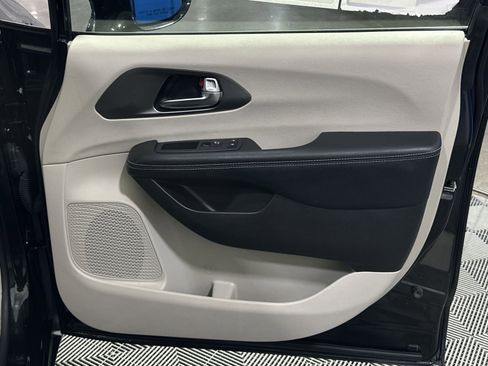 Used 2022 Chrysler Pacifica Touring-L w/ Uconnect Theater Family Group image 40