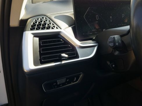 Used 2023 BMW X7 xDrive40i w/ Climate Comfort Package image 13