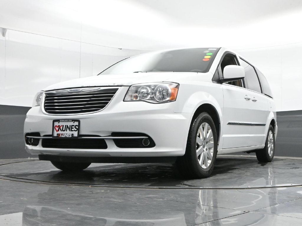 Used 2016 Chrysler Town & Country Touring FWD image 43