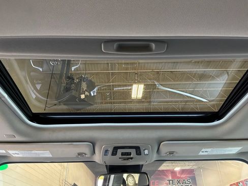 Used 2024 Toyota Sienna XLE FWD image 23
