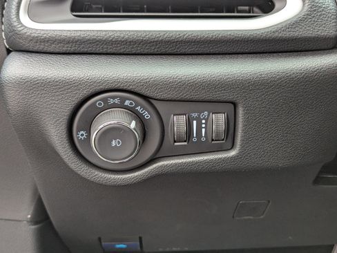 Used 2025 Chrysler Pacifica Select image 19