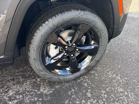 New 2025 Jeep Grand Cherokee Limited w/ Black Appearance Package image 23