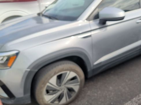 Used 2024 Volkswagen Taos SE w/ Panoramic Sunroof Package image 3