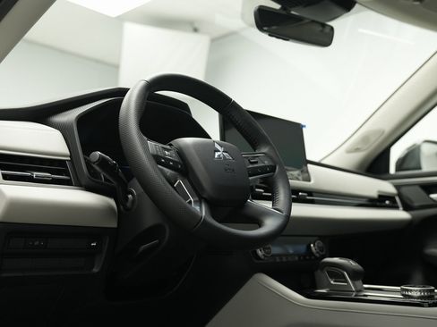 New 2025 Mitsubishi Outlander SE image 19