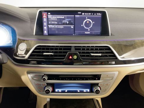 Used 2020 BMW 740i image 22