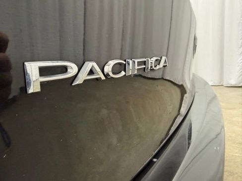 Used 2024 Chrysler Pacifica Touring-L image 30