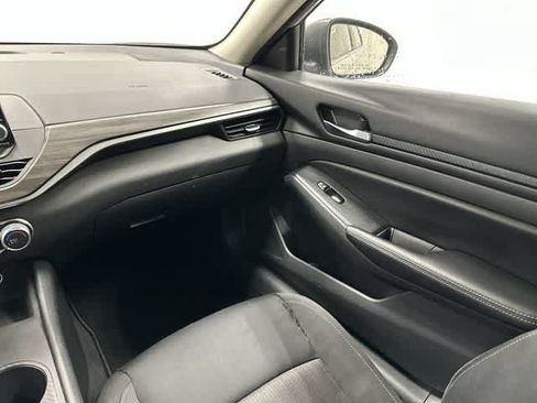 Used 2025 Nissan Altima 2.5 SV FWD image 13