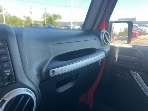 Used 2015 Jeep Wrangler Unlimited Rubicon w/ Connectivity Group AWD/4WD image 32