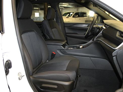 New 2026 Jeep Grand Cherokee Laredo X AWD/4WD image 32