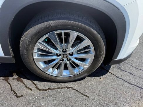 Used 2024 Toyota Grand Highlander AWD image 16